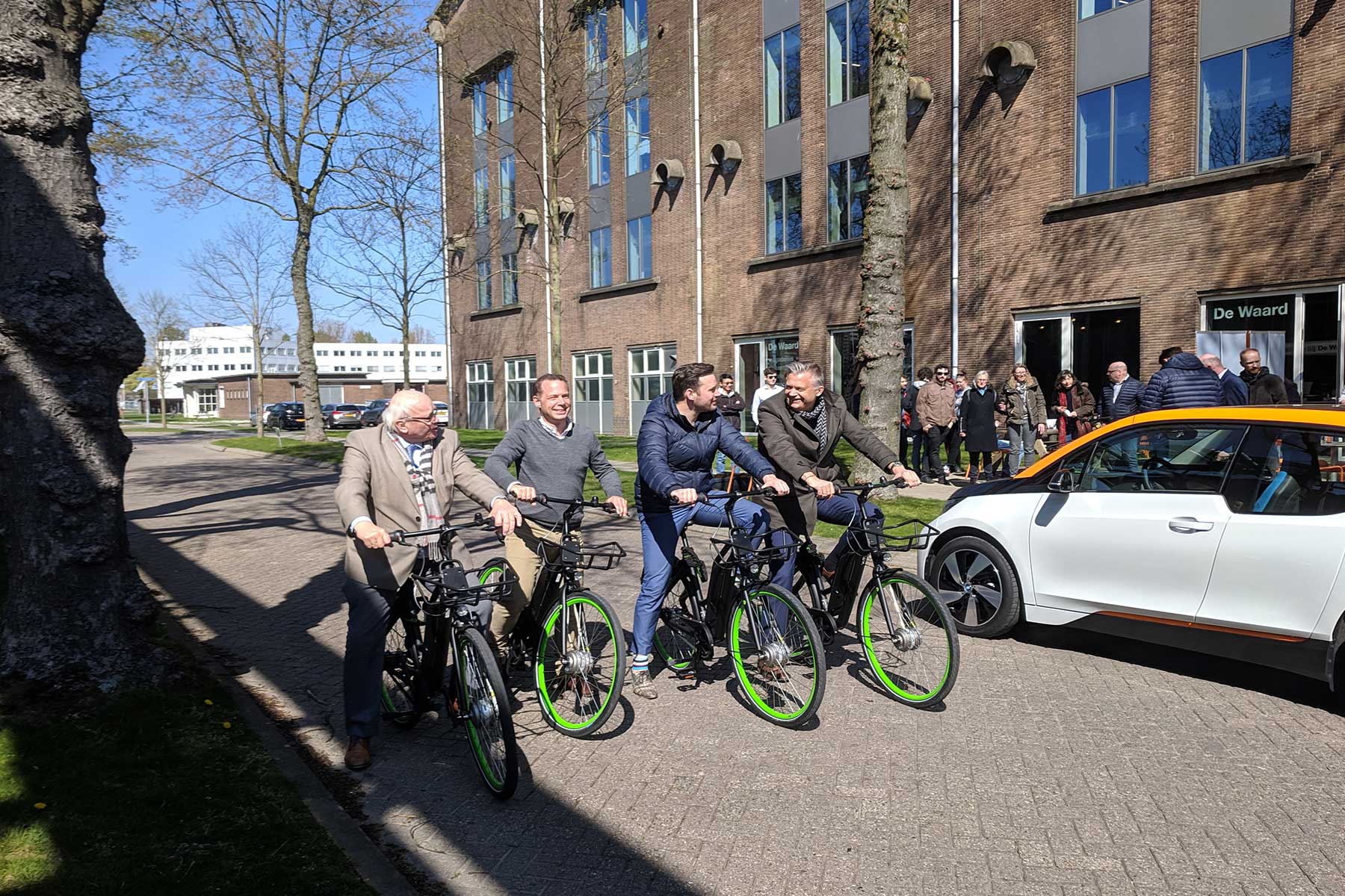 Veel energie tijdens de officiële kick-off van de proef elektrische deelfietsen