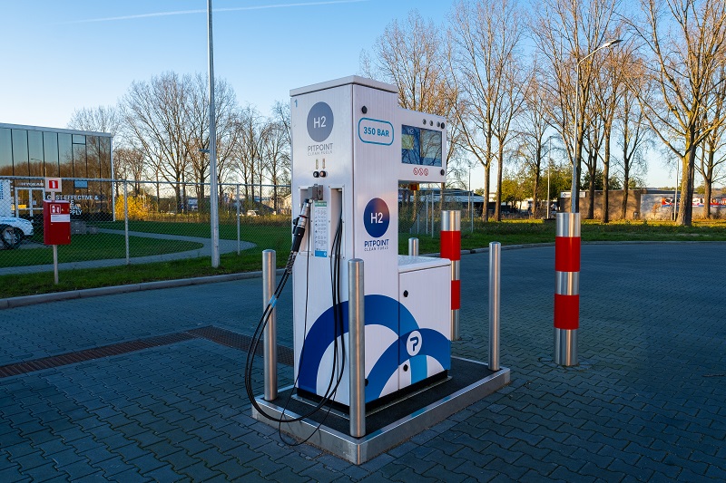 Vuilniswagens AVR gaan rijden op waterstof dat ze in Duiven zélf maken