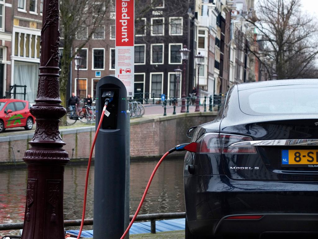 ‘Europese laadinfrastructuur voor elektrische auto’s schiet flink tekort’