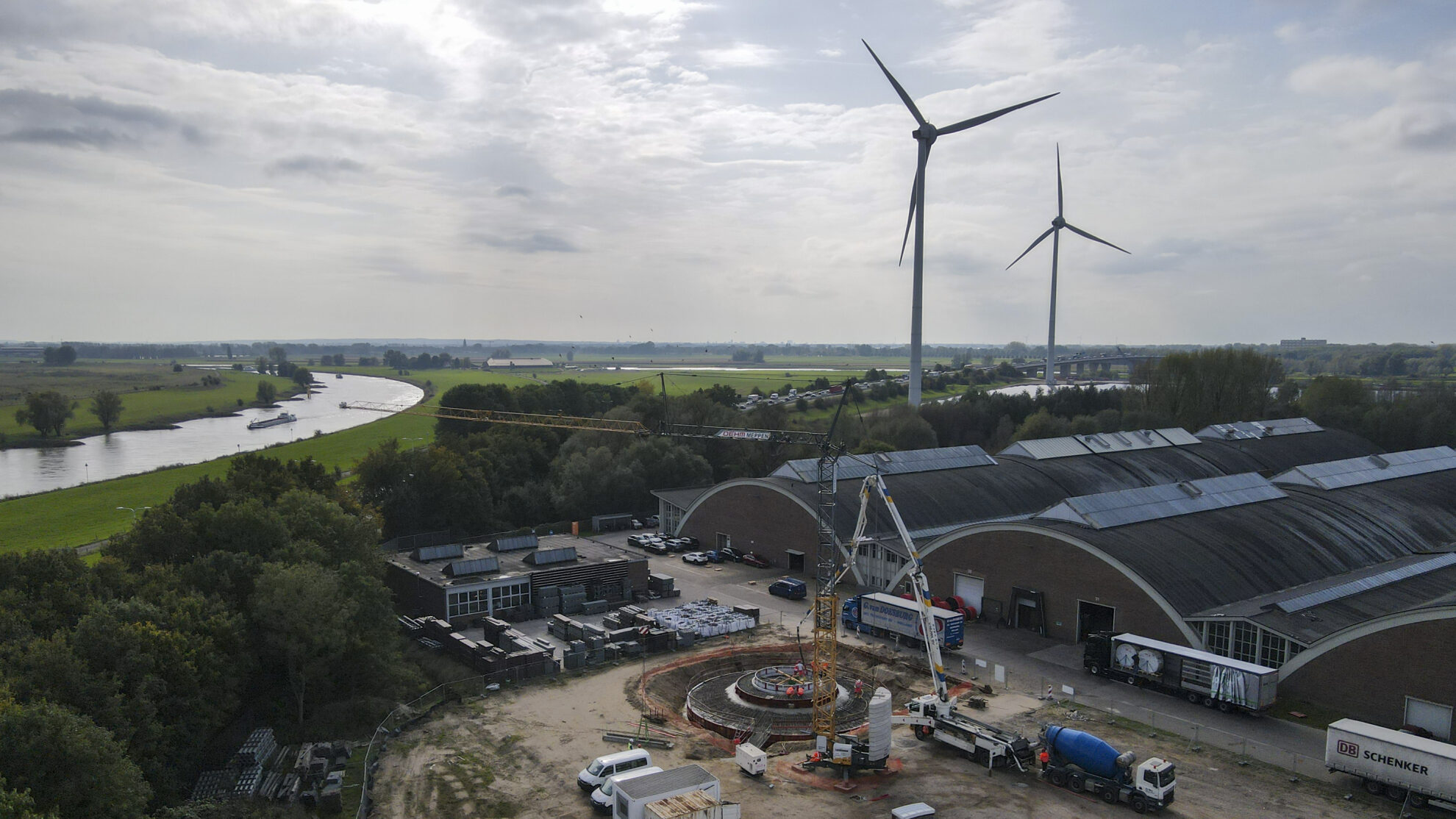 Beton van de buren voor fundering windmolen IPKW